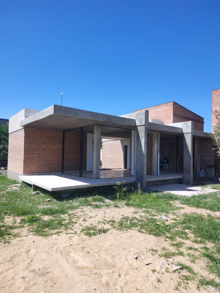 Tu Refugio de Tranquilidad: Casa Quincho Moderna en Villa La Agostina