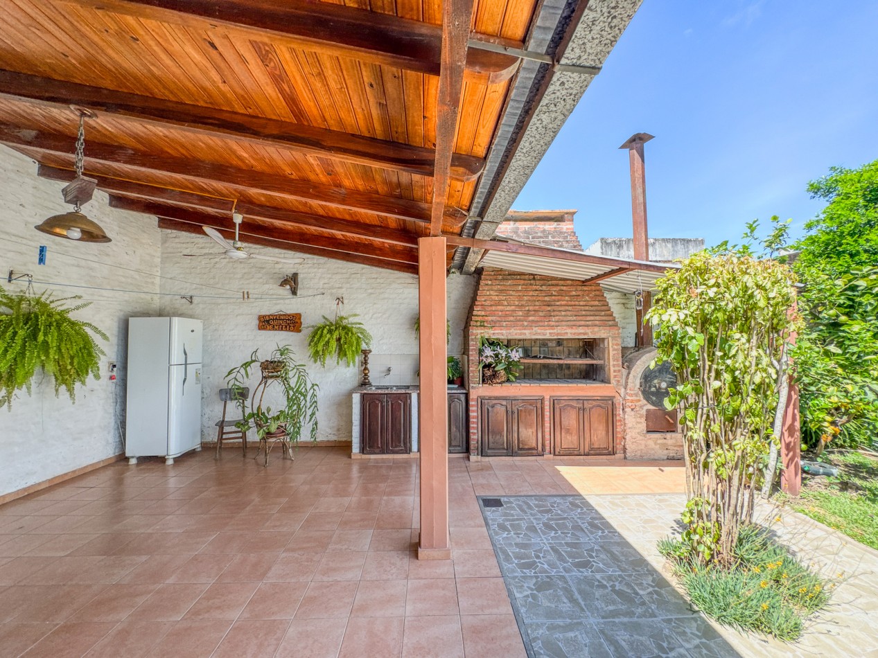 Gran casa familiar: 4 dormitorios, patio con quincho y buen estado