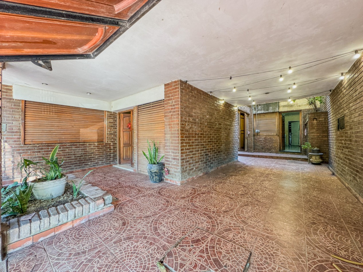 Casa Clasica a Reciclar en Pleno Macrocentro, con Alto Potencial Comercial