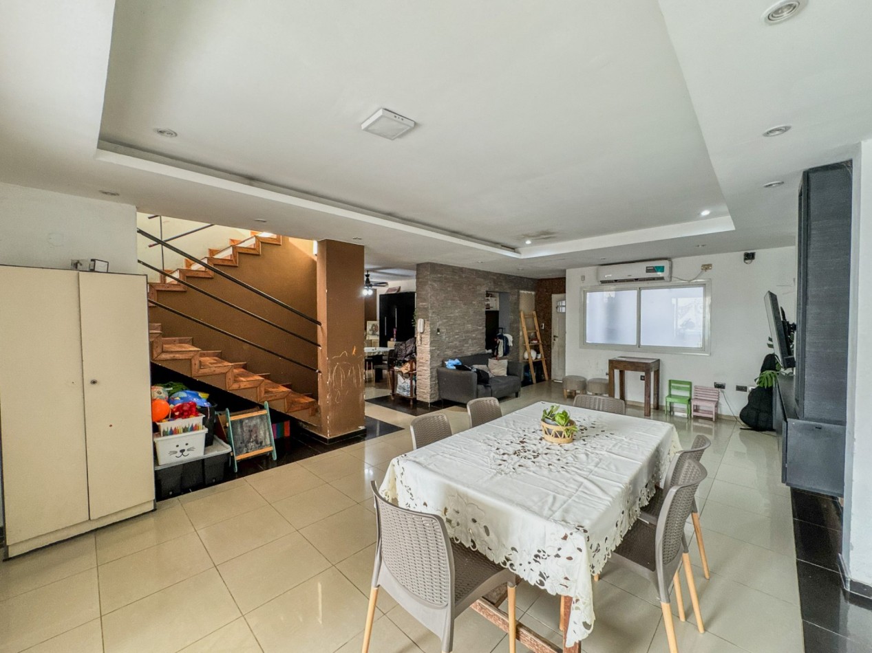 Casa con Local Comercial y Oficinas en Pleno Microcentro