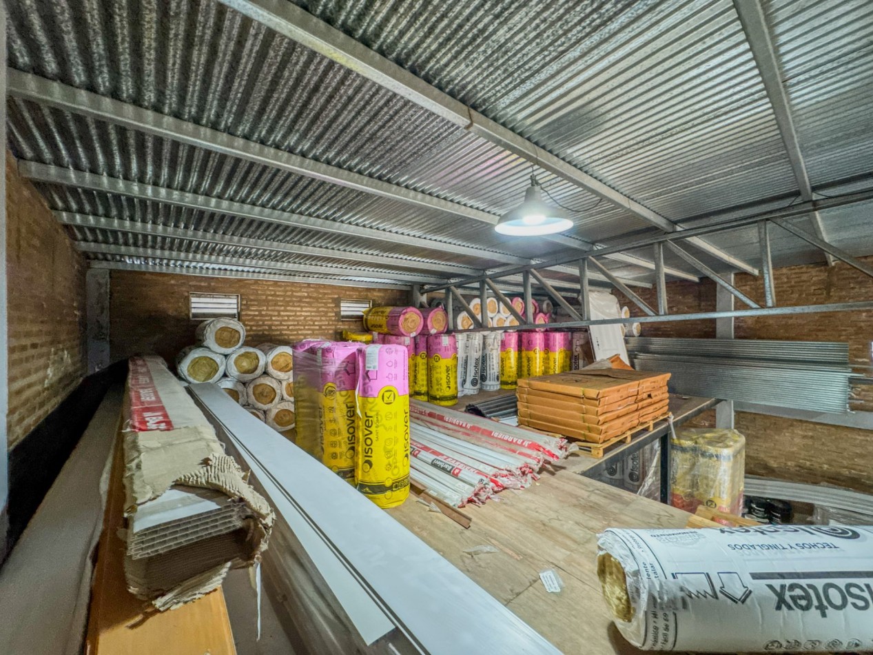 Galpon con Oficinas y Entrepiso a 280 m de Ruta 11