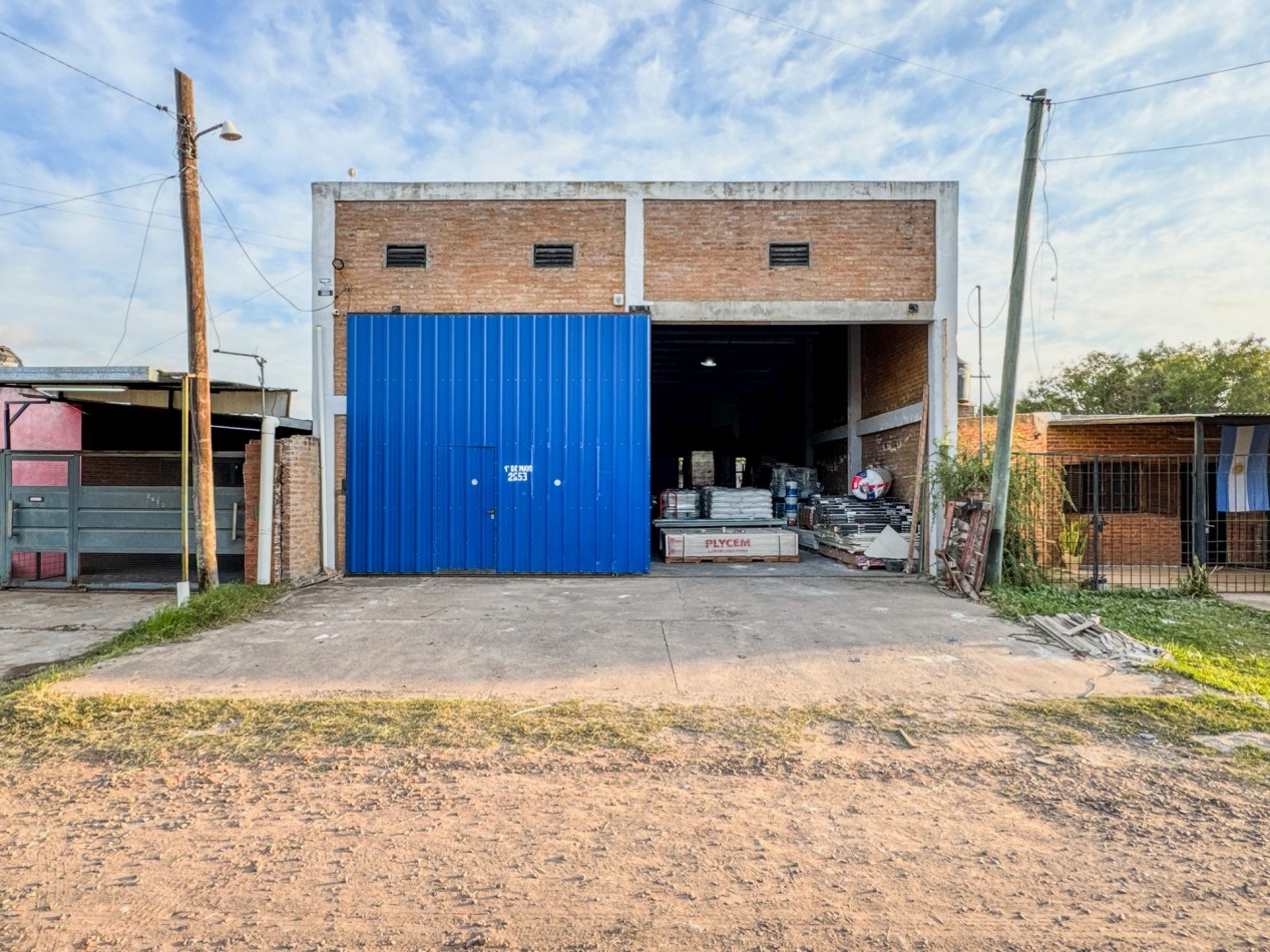Galpon con Oficinas y Entrepiso a 280 m de Ruta 11