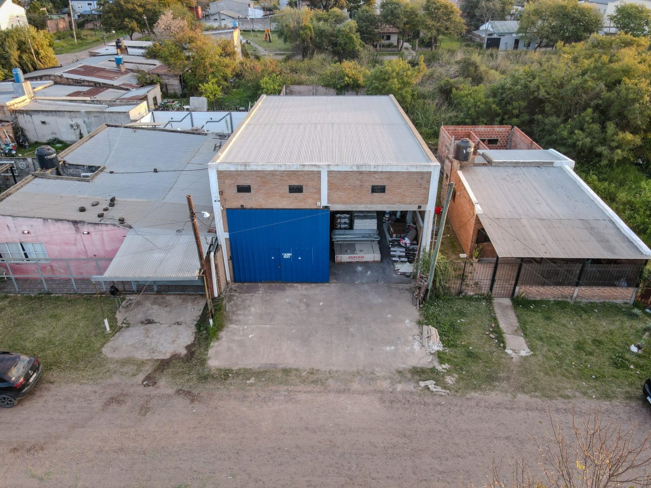 Galpon con Oficinas y Entrepiso a 280 m de Ruta 11