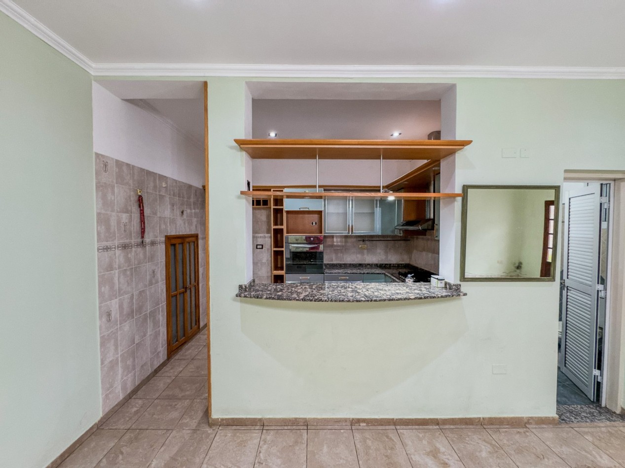 Casa 4 Dormitorios en Macrocentro con Local Comercial Al Frente