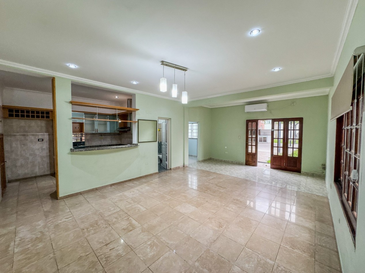 Casa 4 Dormitorios en Macrocentro con Local Comercial Al Frente