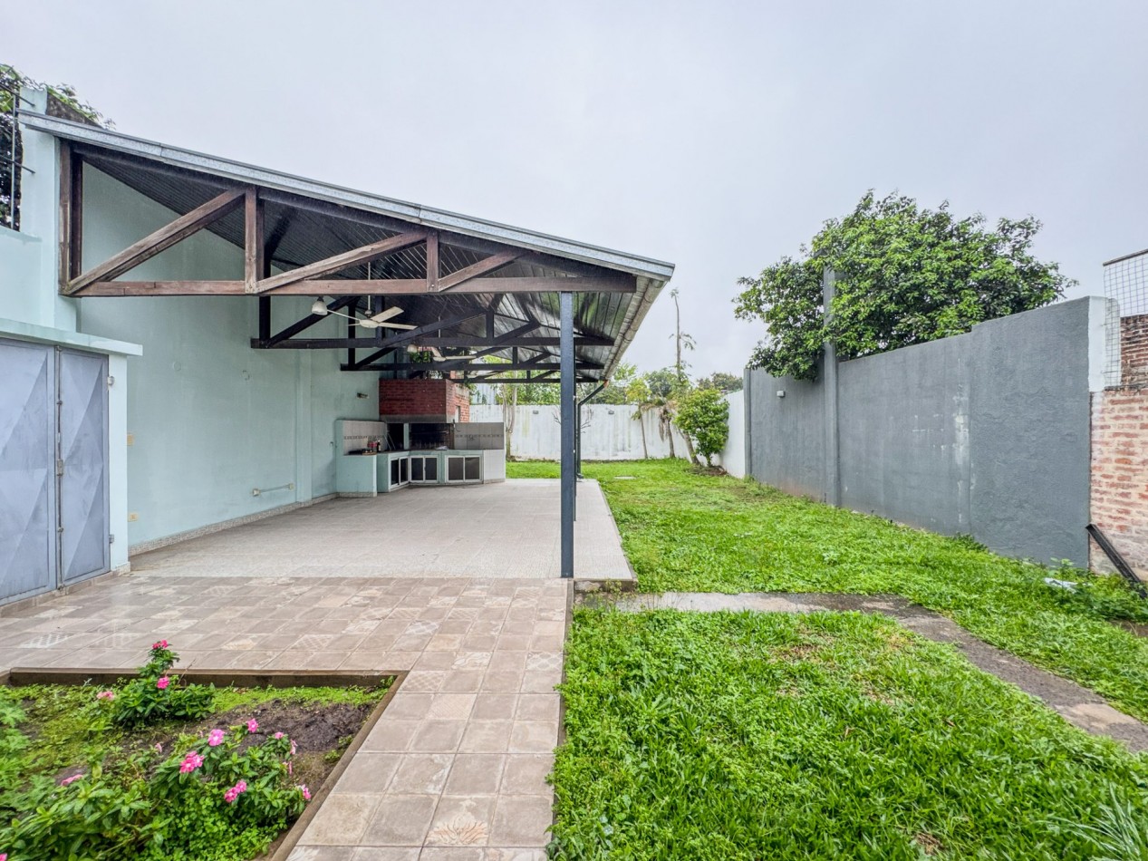 Casa 4 Dormitorios en Macrocentro con Local Comercial Al Frente