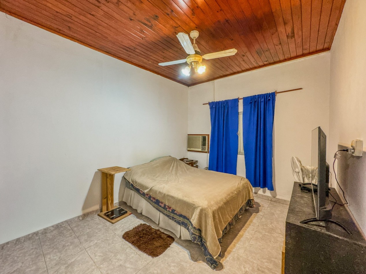 Casa con pileta y quincho independiente en terreno de 500 m² — Fontana