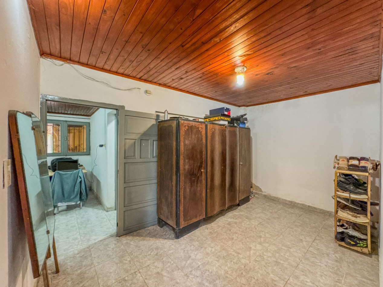 Casa con pileta y quincho independiente en terreno de 500 m² — Fontana