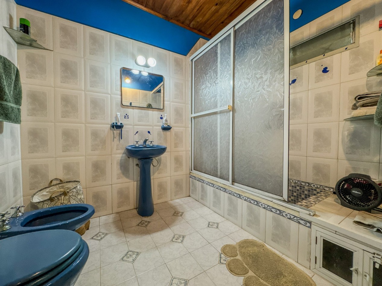 Casa con pileta y quincho independiente en terreno de 500 m² — Fontana