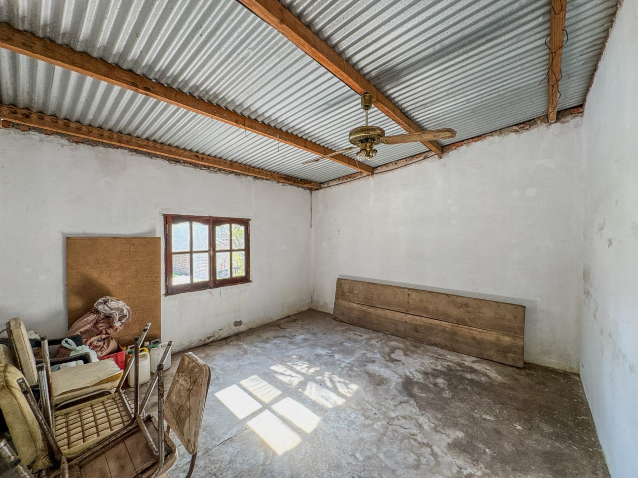 Casa con pileta y quincho independiente en terreno de 500 m² — Fontana