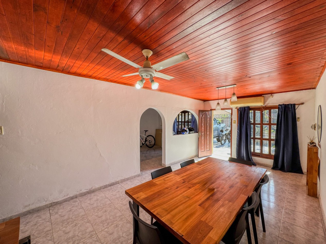Casa con pileta y quincho independiente en terreno de 500 m² — Fontana