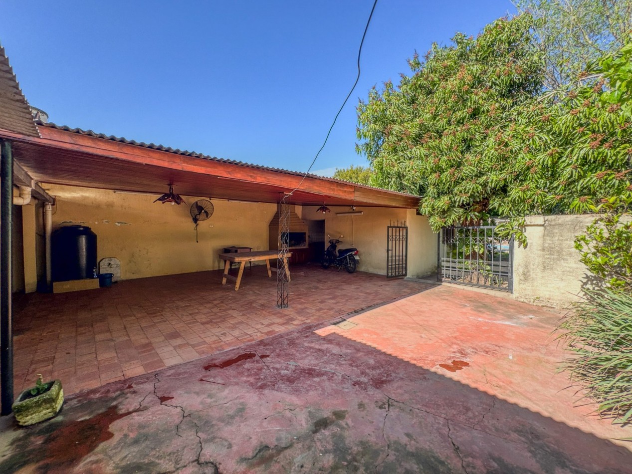Casa con pileta y quincho independiente en terreno de 500 m² — Fontana
