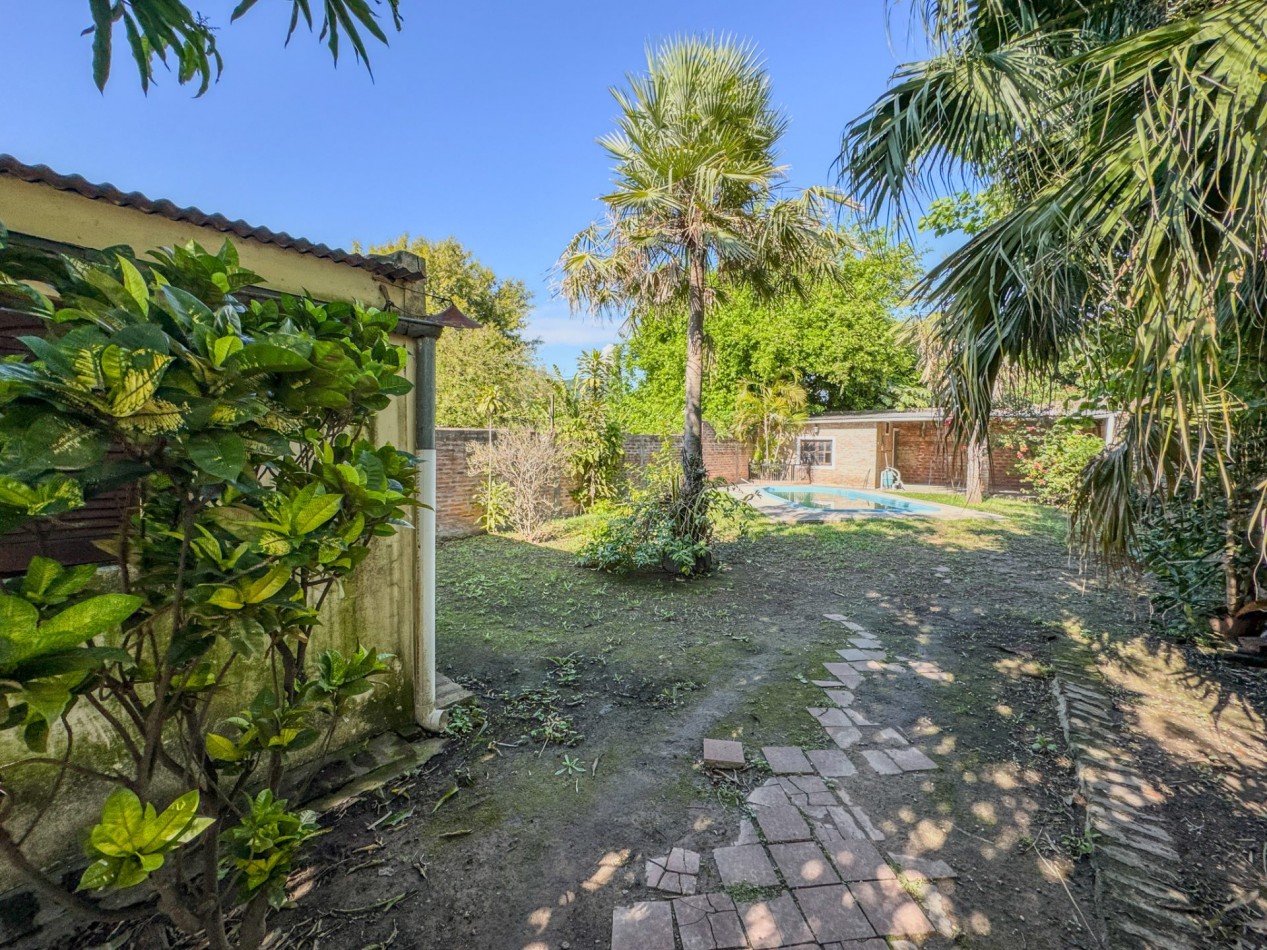 Casa con pileta y quincho independiente en terreno de 500 m² — Fontana