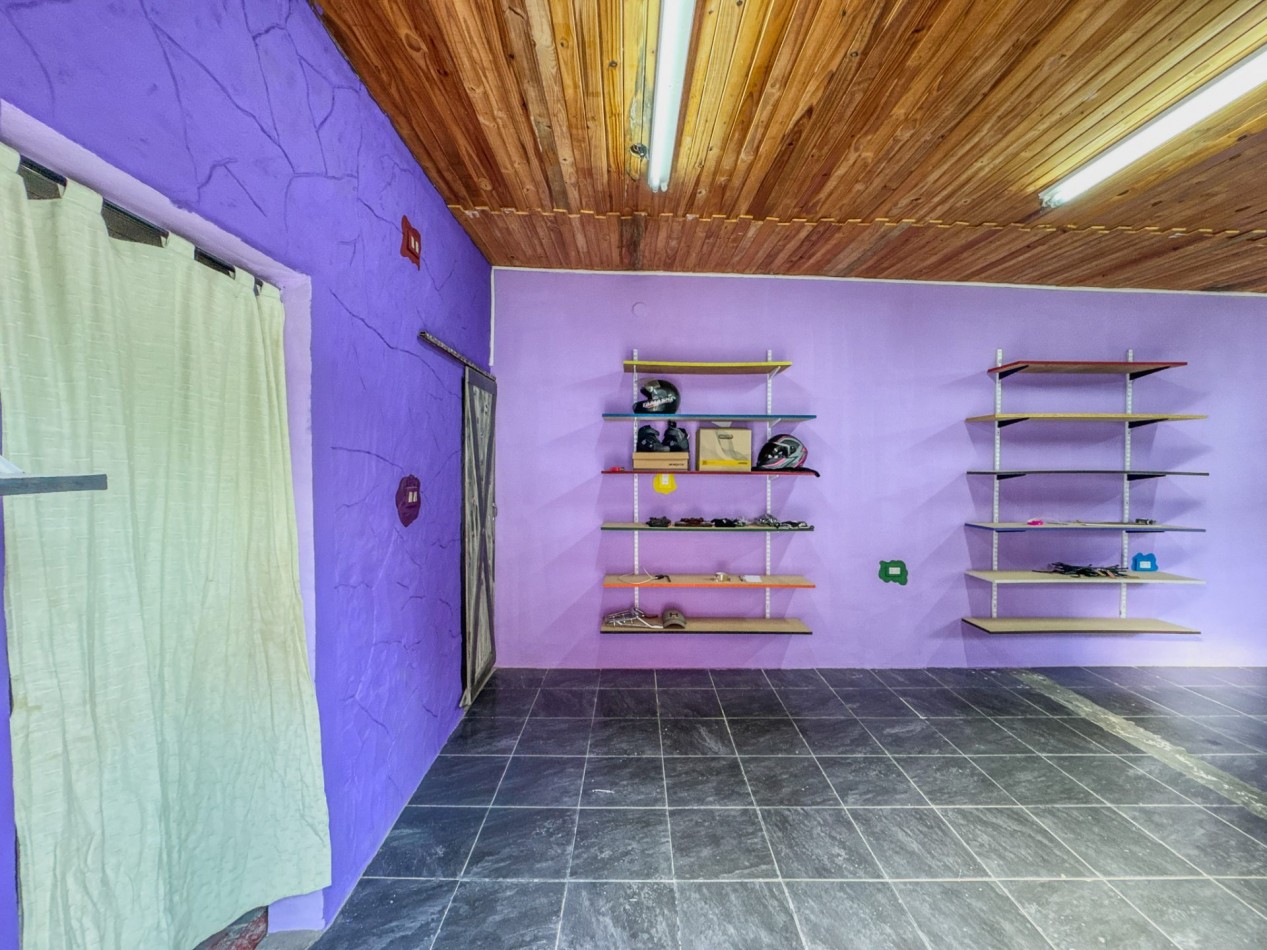 Casa con local y deposito en terreno de 400 m² — a 50 m de Av. Soberania Nacional