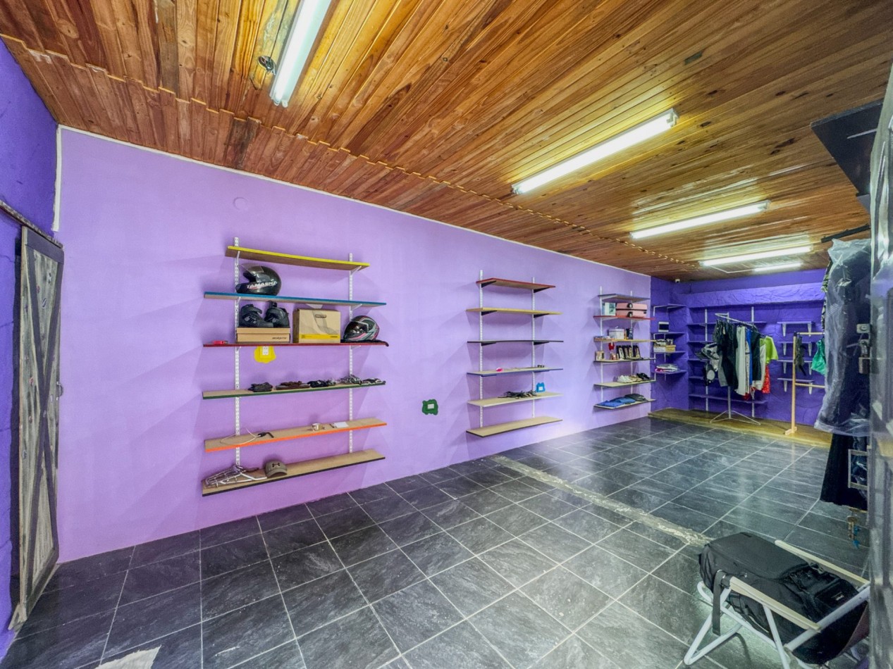 Casa con local y deposito en terreno de 400 m² — a 50 m de Av. Soberania Nacional