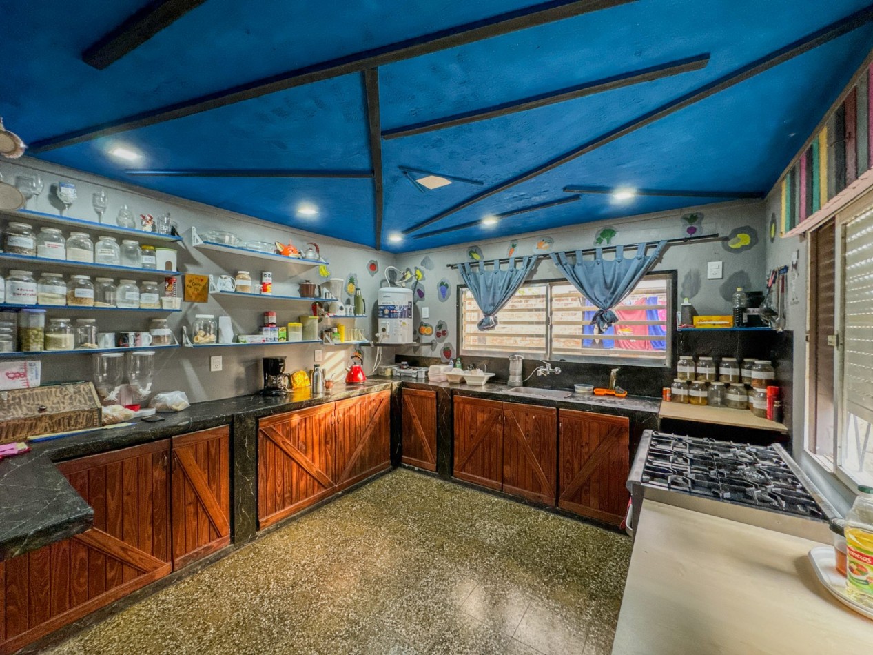 Casa con local y deposito en terreno de 400 m² — a 50 m de Av. Soberania Nacional