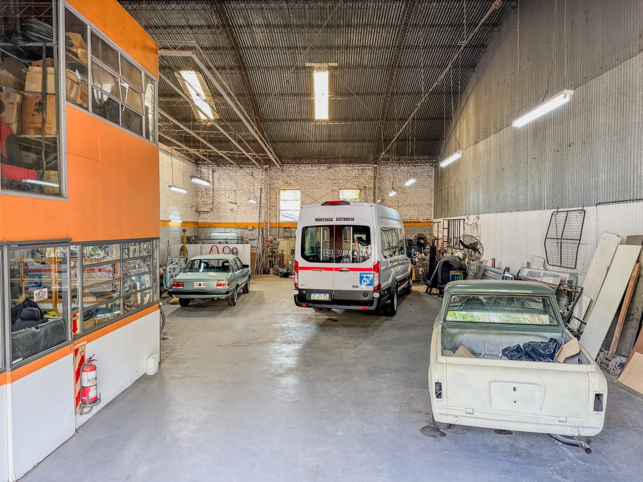 Galpones con oficinas en esquina sobre Av. Italia, con gran visibilidad | Lote de 605 m²