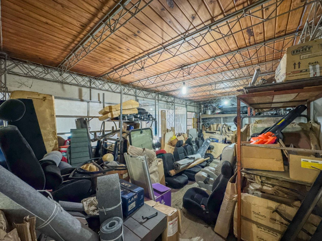Galpones con oficinas en esquina sobre Av. Italia, con gran visibilidad | Lote de 605 m²