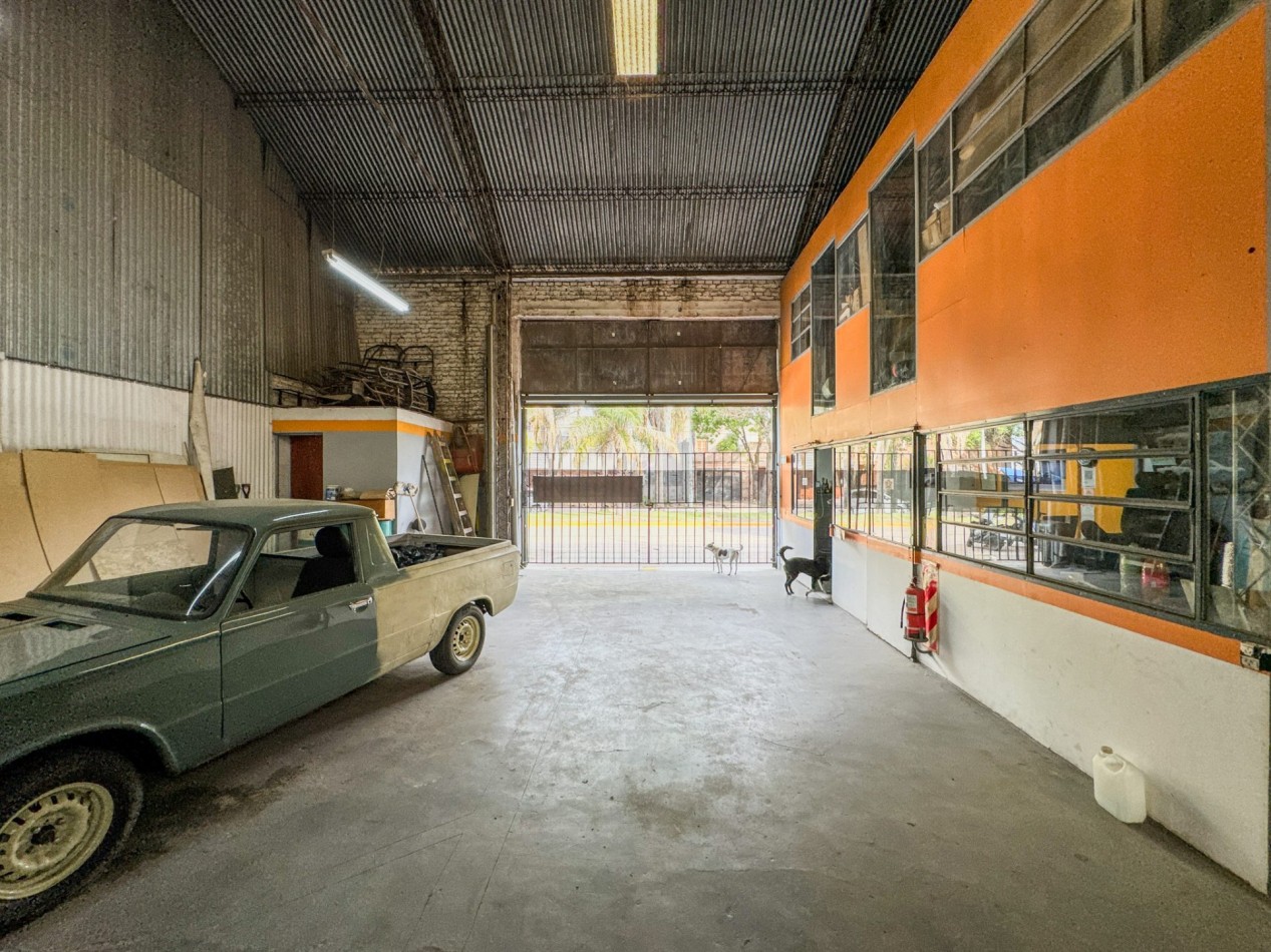 Galpones con oficinas en esquina sobre Av. Italia, con gran visibilidad | Lote de 605 m²