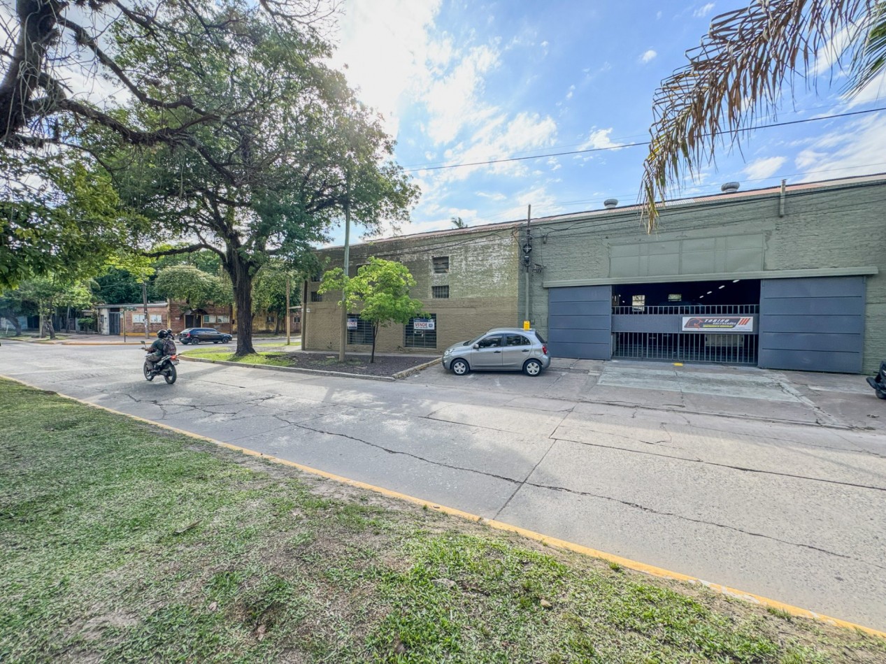 Galpones con oficinas en esquina sobre Av. Italia, con gran visibilidad | Lote de 605 m²