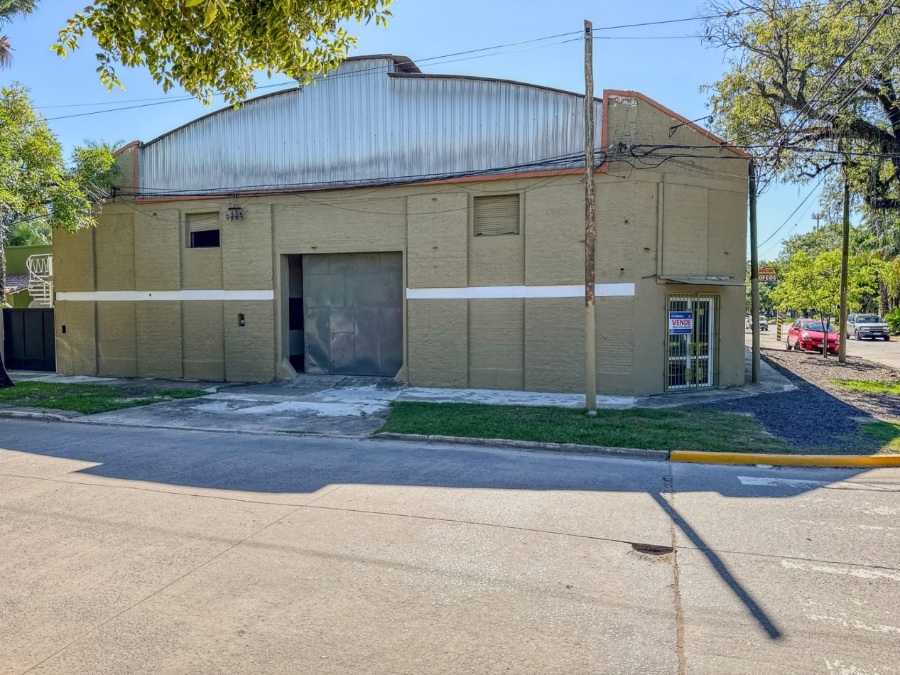 Galpones con oficinas en esquina sobre Av. Italia, con gran visibilidad | Lote de 605 m²