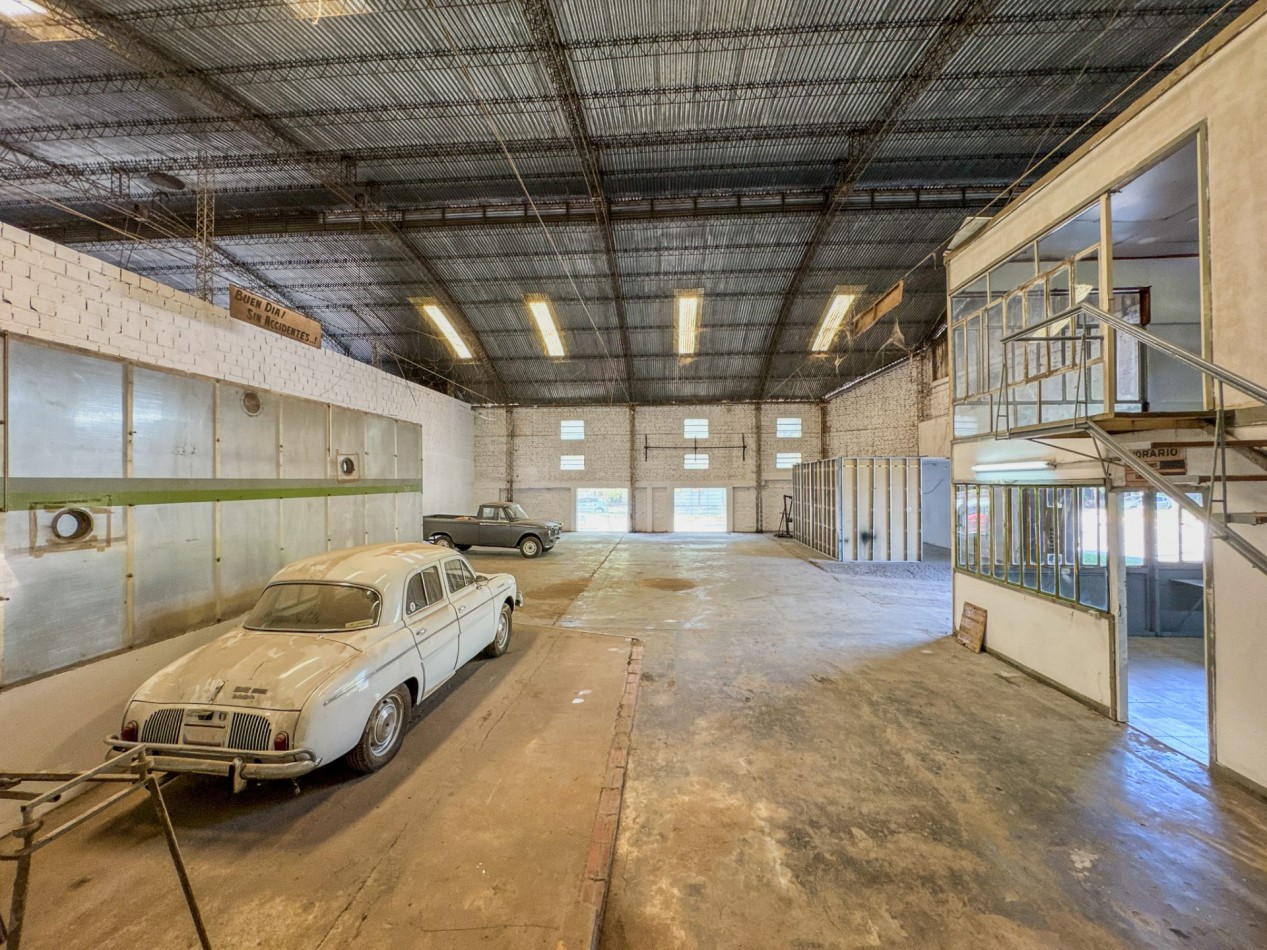 Galpones con oficinas en esquina sobre Av. Italia, con gran visibilidad | Lote de 605 m²