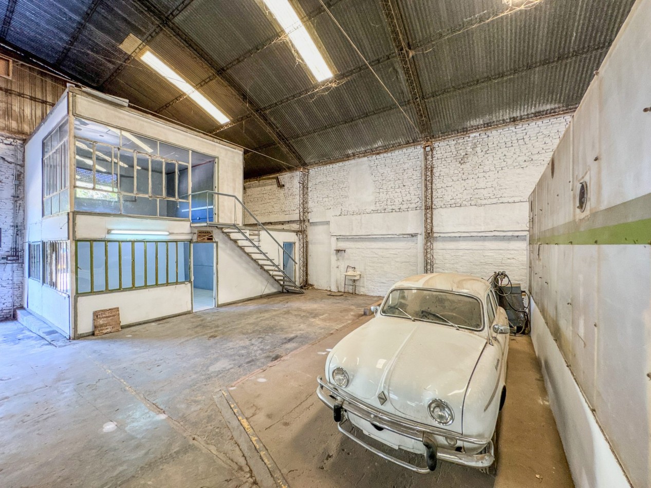 Galpones con oficinas en esquina sobre Av. Italia, con gran visibilidad | Lote de 605 m²