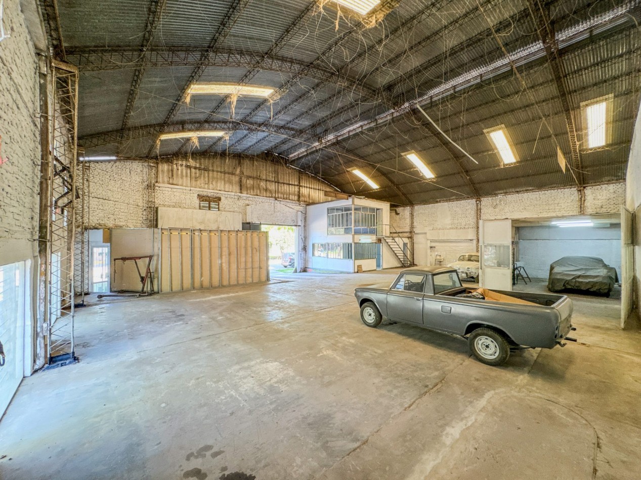 Galpones con oficinas en esquina sobre Av. Italia, con gran visibilidad | Lote de 605 m²