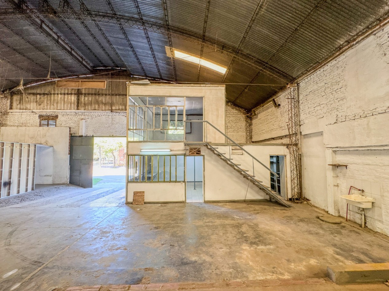Galpones con oficinas en esquina sobre Av. Italia, con gran visibilidad | Lote de 605 m²