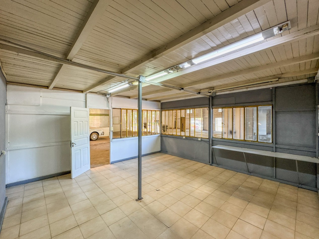 Galpones con oficinas en esquina sobre Av. Italia, con gran visibilidad | Lote de 605 m²