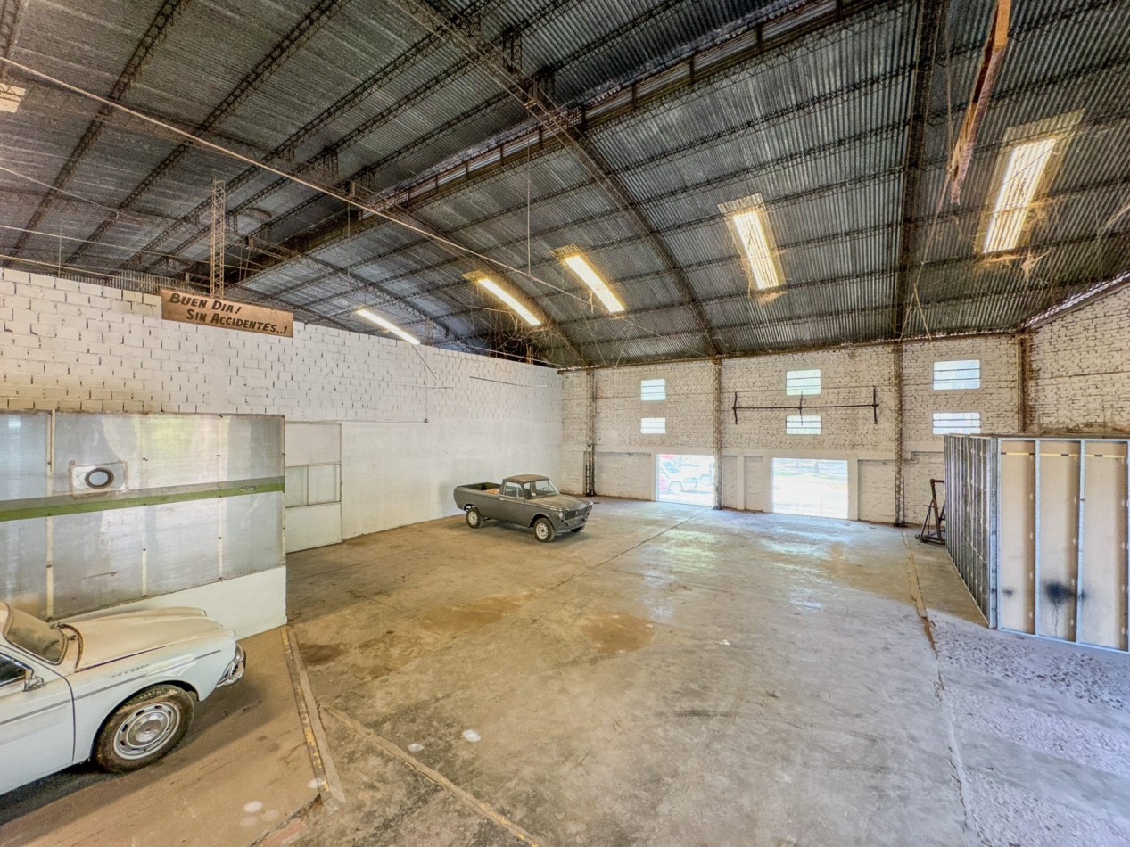 Galpones con oficinas en esquina sobre Av. Italia, con gran visibilidad | Lote de 605 m²