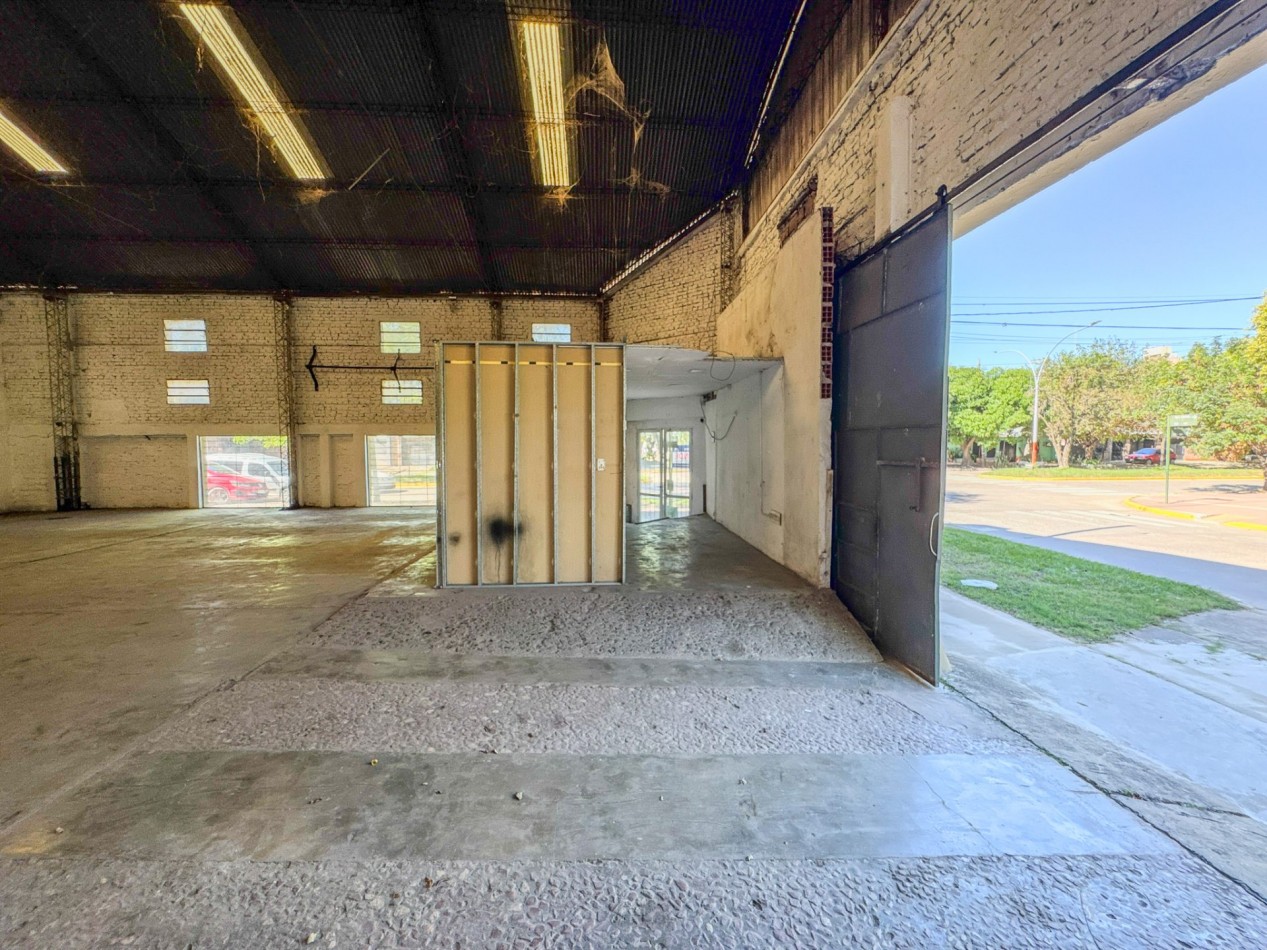 Galpones con oficinas en esquina sobre Av. Italia, con gran visibilidad | Lote de 605 m²