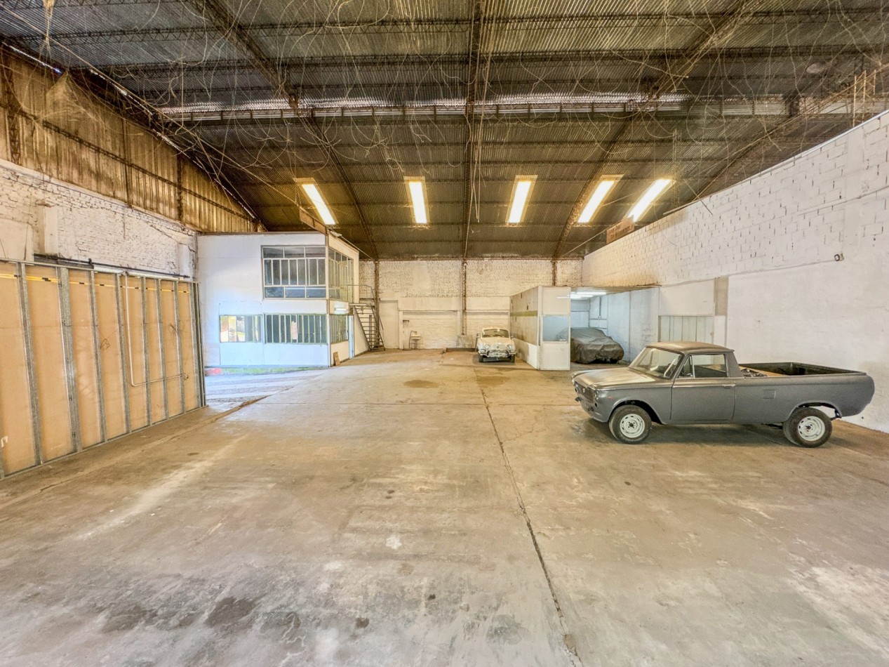 Galpones con oficinas en esquina sobre Av. Italia, con gran visibilidad | Lote de 605 m²