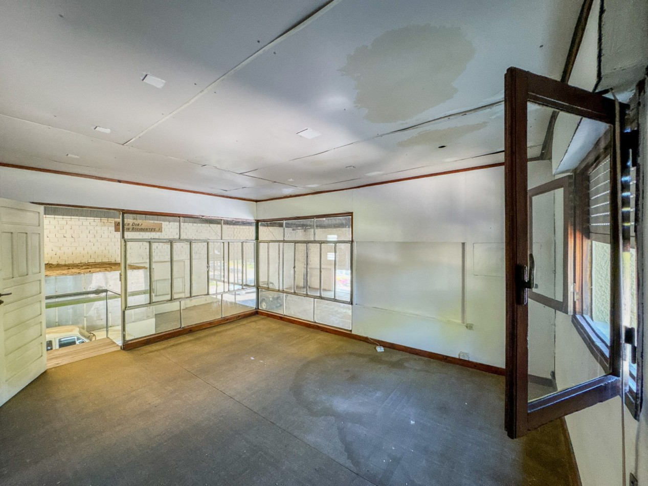 Galpones con oficinas en esquina sobre Av. Italia, con gran visibilidad | Lote de 605 m²
