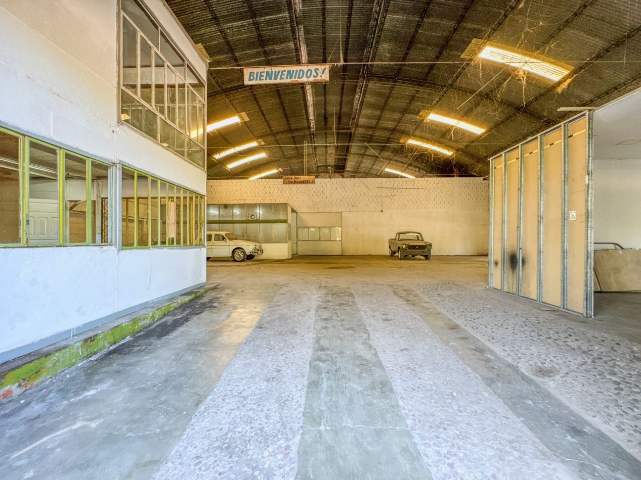 Galpones con oficinas en esquina sobre Av. Italia, con gran visibilidad | Lote de 605 m²