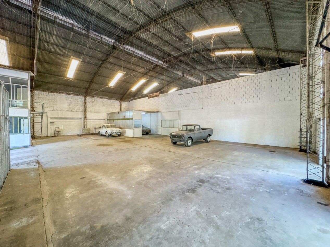 Galpones con oficinas en esquina sobre Av. Italia, con gran visibilidad | Lote de 605 m²