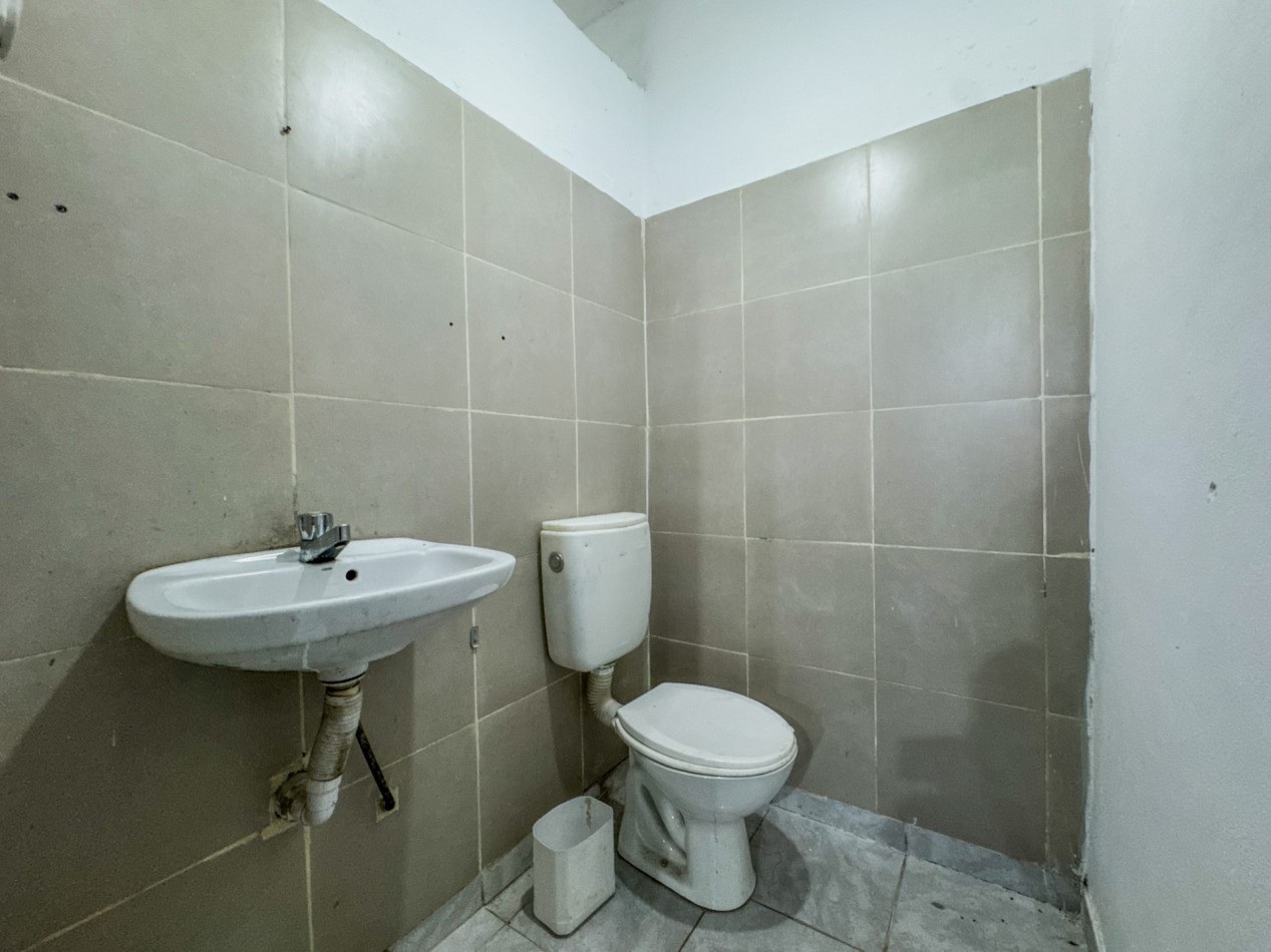 Local comercial con galpon de 190 m² a 20 metros de Av. Hernandarias