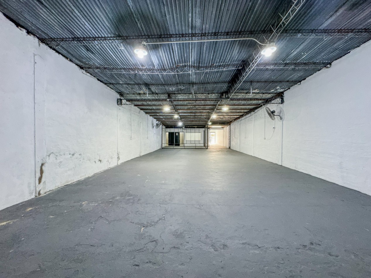 Local comercial con galpon de 190 m² a 20 metros de Av. Hernandarias