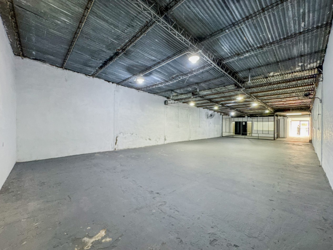 Local comercial con galpon de 190 m² a 20 metros de Av. Hernandarias