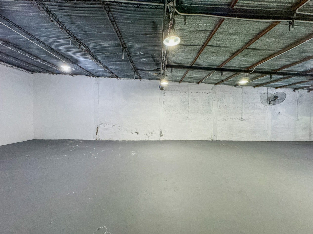 Local comercial con galpon de 190 m² a 20 metros de Av. Hernandarias