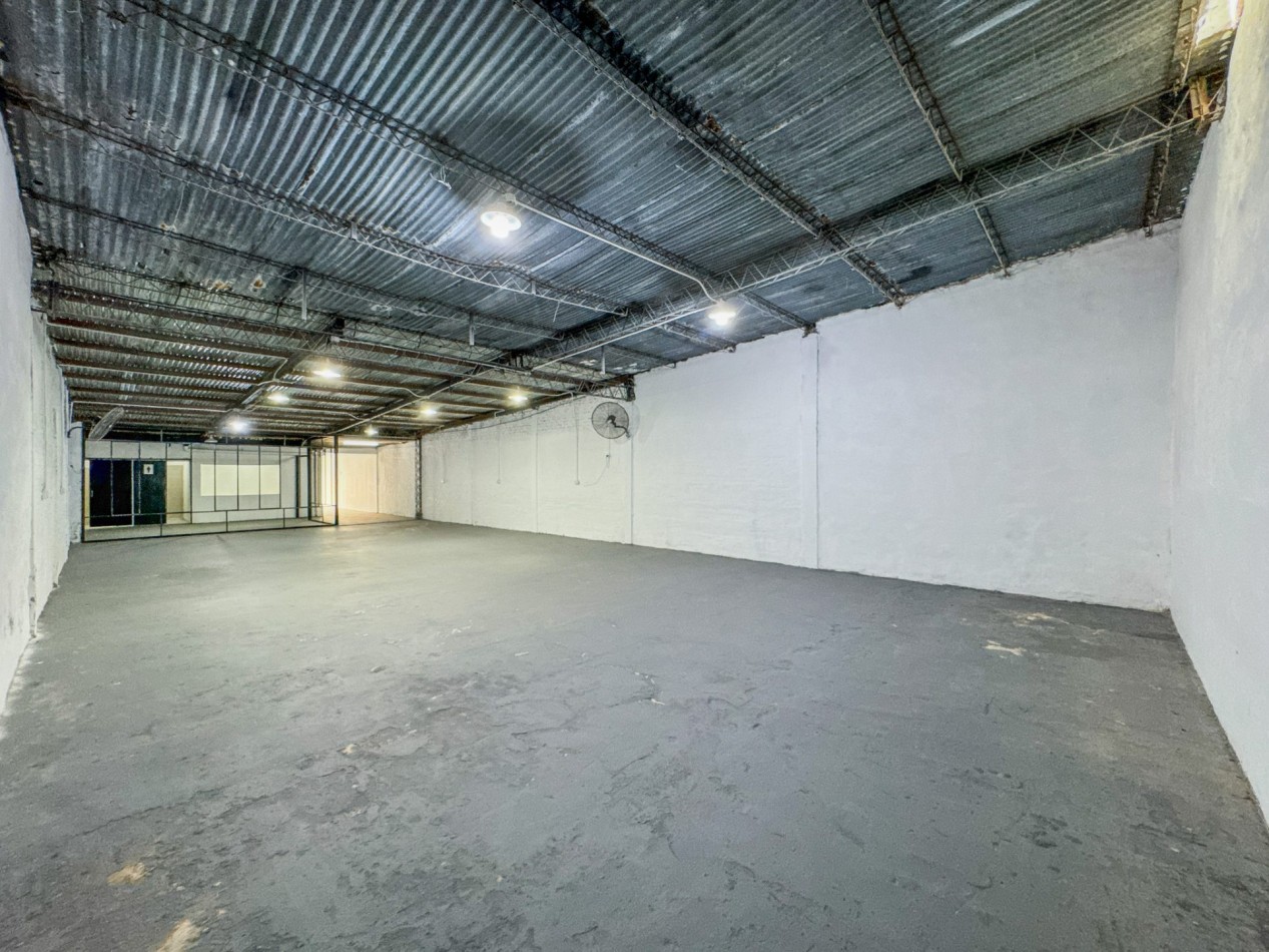 Local comercial con galpon de 190 m² a 20 metros de Av. Hernandarias