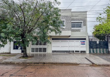 Casa 4 Dormitorios en Macrocentro con Local Comercial Al Frente