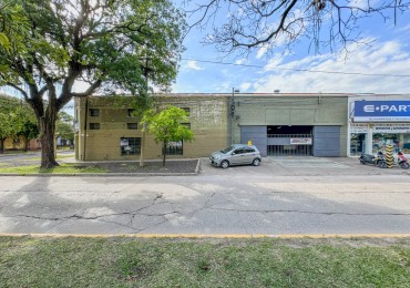 Galpones con oficinas en esquina sobre Av. Italia, con gran visibilidad | Lote de 605 m²